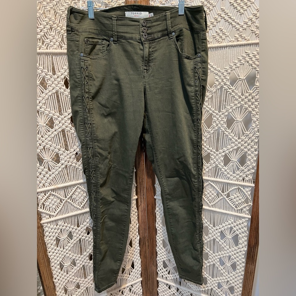 EUC Torrid Olive Green Lace Up Jeggings size 14 extra tall